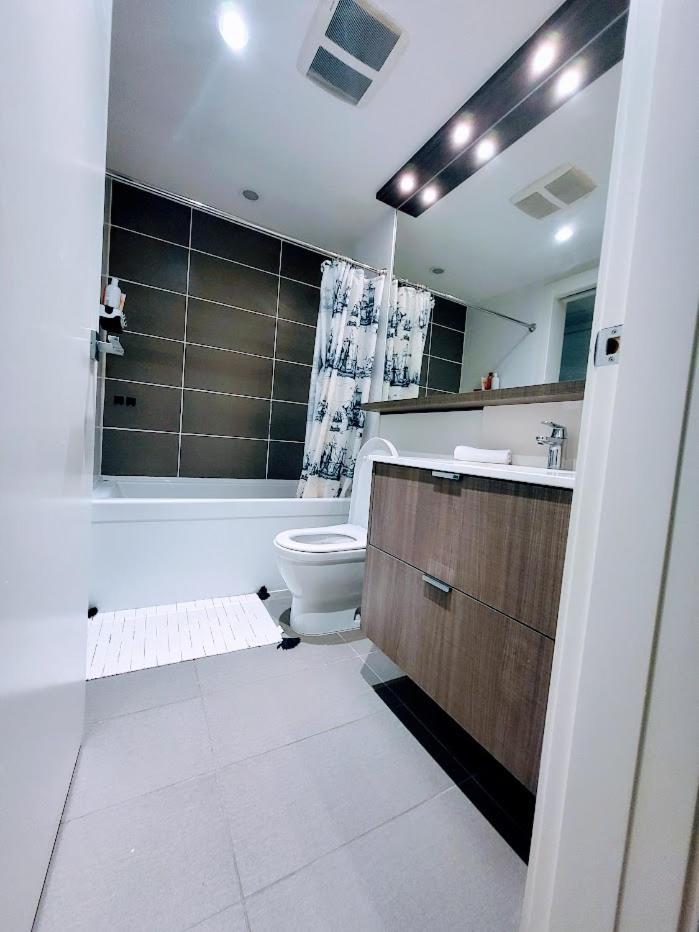 Your Perfect Escape - Modern Landmark Condo In Downtown Calgary - Free Parking- Premium Location Luaran gambar