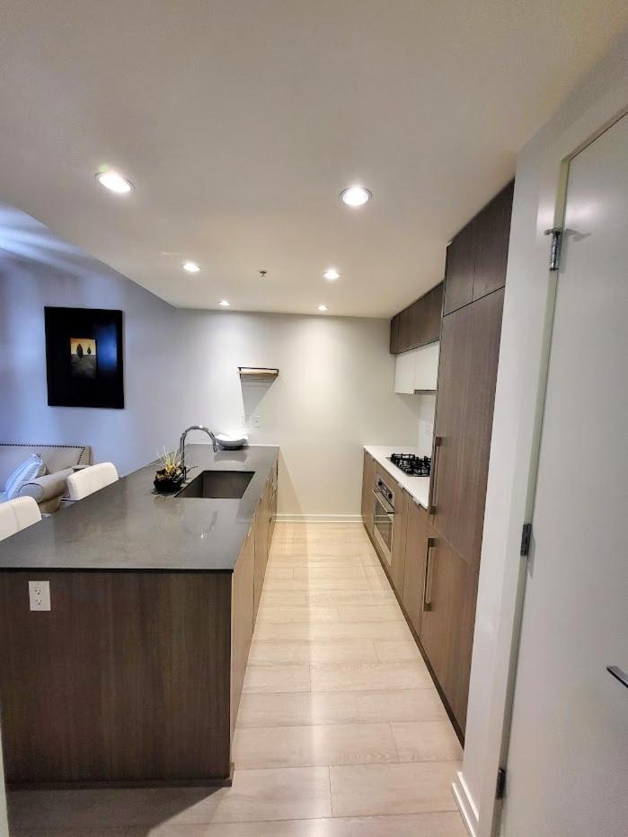 Your Perfect Escape - Modern Landmark Condo In Downtown Calgary - Free Parking- Premium Location Luaran gambar