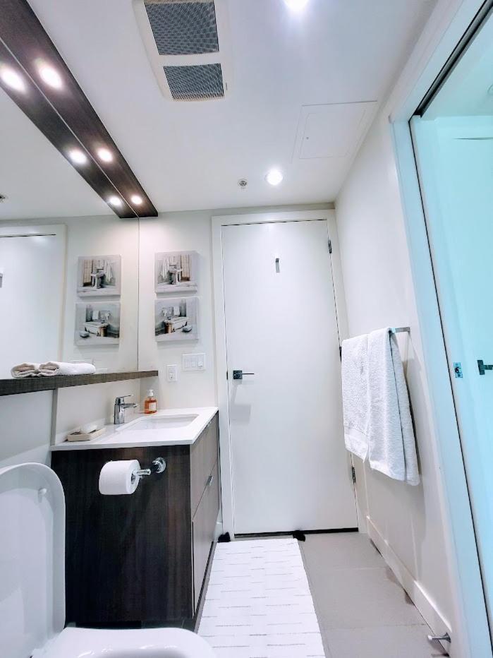 Your Perfect Escape - Modern Landmark Condo In Downtown Calgary - Free Parking- Premium Location Luaran gambar