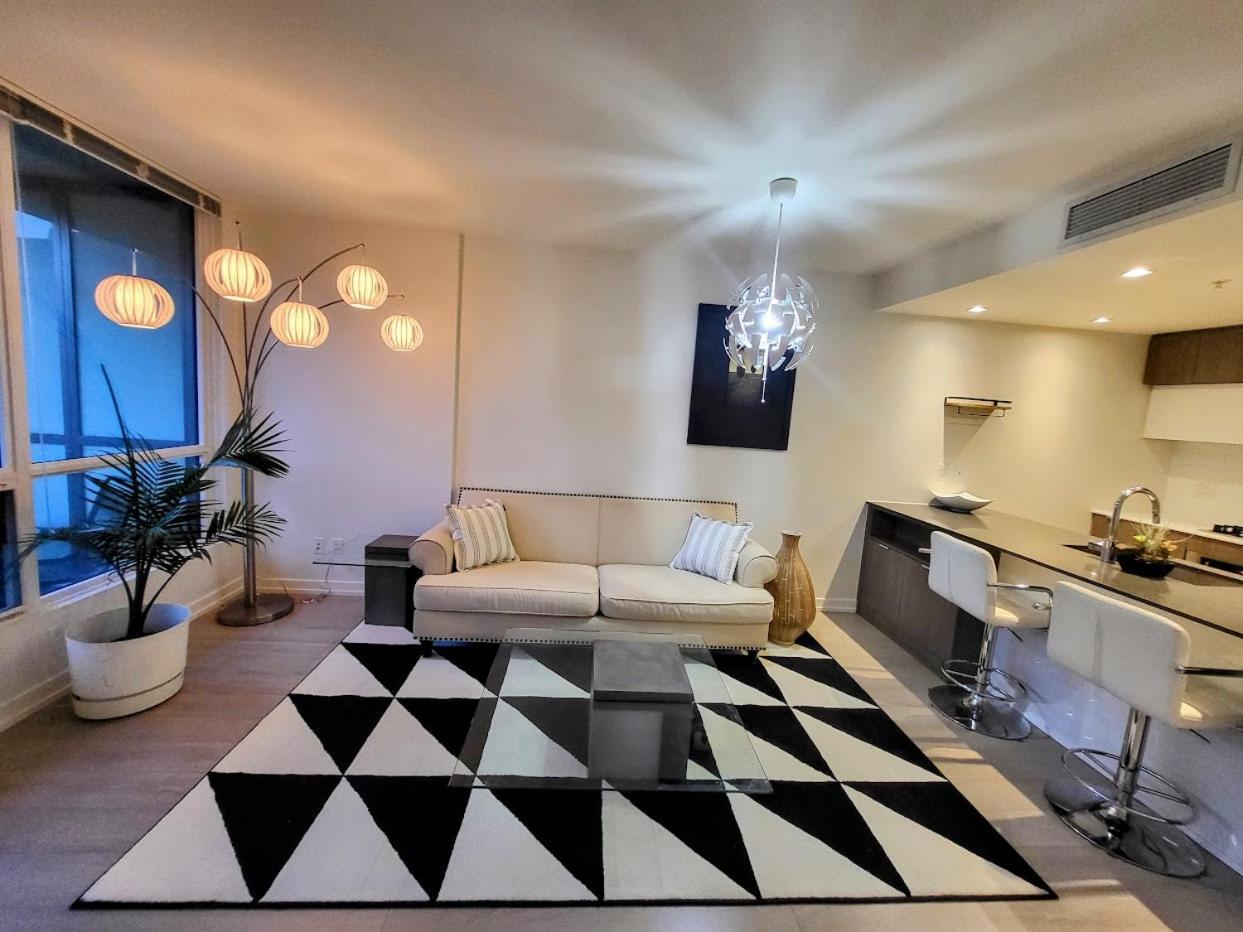 Your Perfect Escape - Modern Landmark Condo In Downtown Calgary - Free Parking- Premium Location Luaran gambar