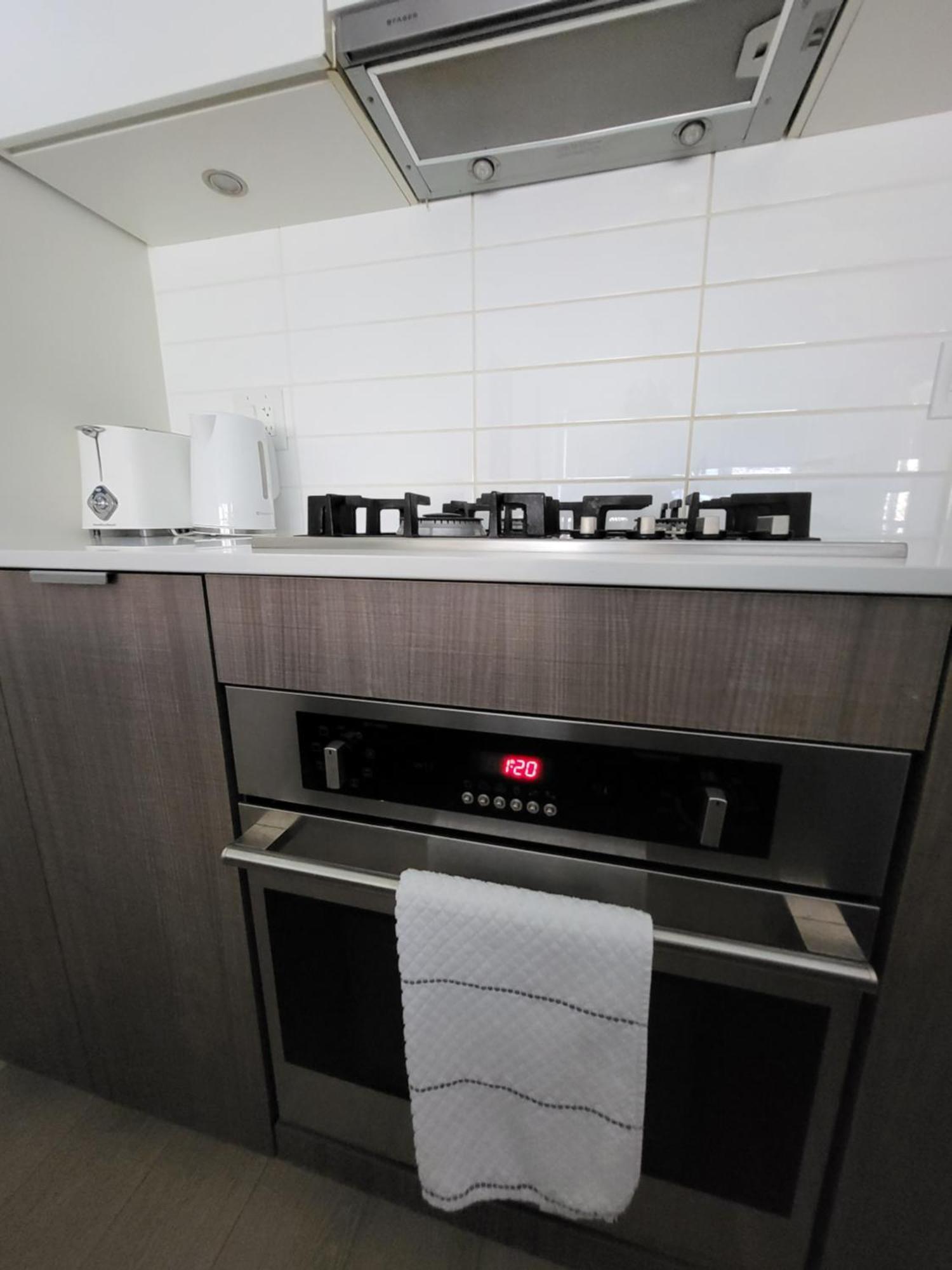 Your Perfect Escape - Modern Landmark Condo In Downtown Calgary - Free Parking- Premium Location Luaran gambar