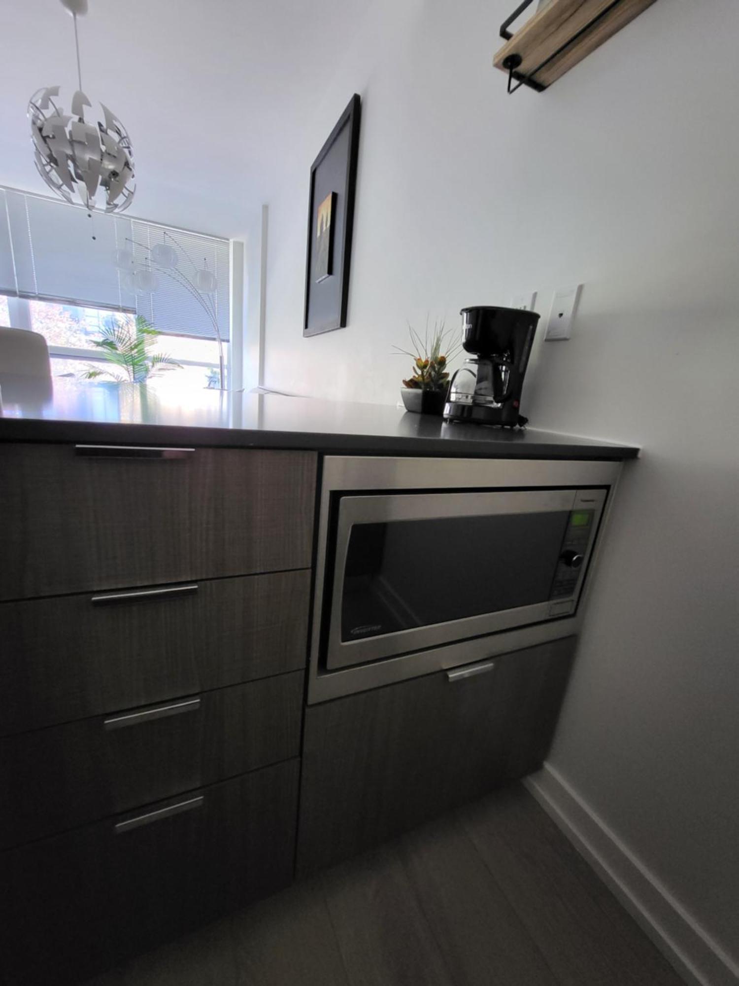 Your Perfect Escape - Modern Landmark Condo In Downtown Calgary - Free Parking- Premium Location Luaran gambar